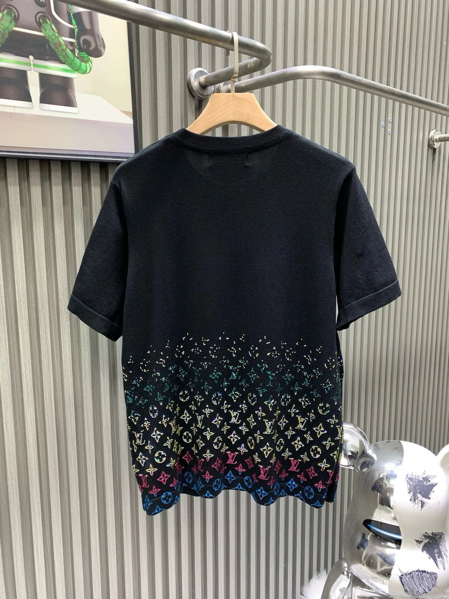 🅿️290 🀄️ Louis Vuitton Louis Vuitton 2025 new style hot diamond knitted short sleeves ⚠️Original purchase ¥18,650 Fine needle cotton knitting Standard version #Imported fine yarn wool fabric piece 14s fine needle siro spinning technology is used to make the fabric piece. Fine yarn is used as the material. The imported material used is woven on a jacquard loom imported from Germany. This technology makes the yarn more uniform and smooth. Thereby increasing the comfort and durability of the fabric. Due to the use of high-quality yarn and advanced spinning technology, the texture of this sweater is very delicate and soft to the touch. It is made of linen embroidery thread combined with encrypted processing. The embroidery body has a subtle matte visual texture and the effect is three-dimensional and full. The smaller the rhinestone, the more sophisticated the requirements. It uses imported materials and is more flexible and glossy than ordinary rhinestones. The stitches are clear and smooth and have a three-dimensional texture effect. Its version design has some unique features such as concise lines. The fitted cut and signature neckline are both comfortable and durable, while also accentuating the wearer's neck. It can show off the wearer's wrist lines and add a sense of sophistication and neatness.